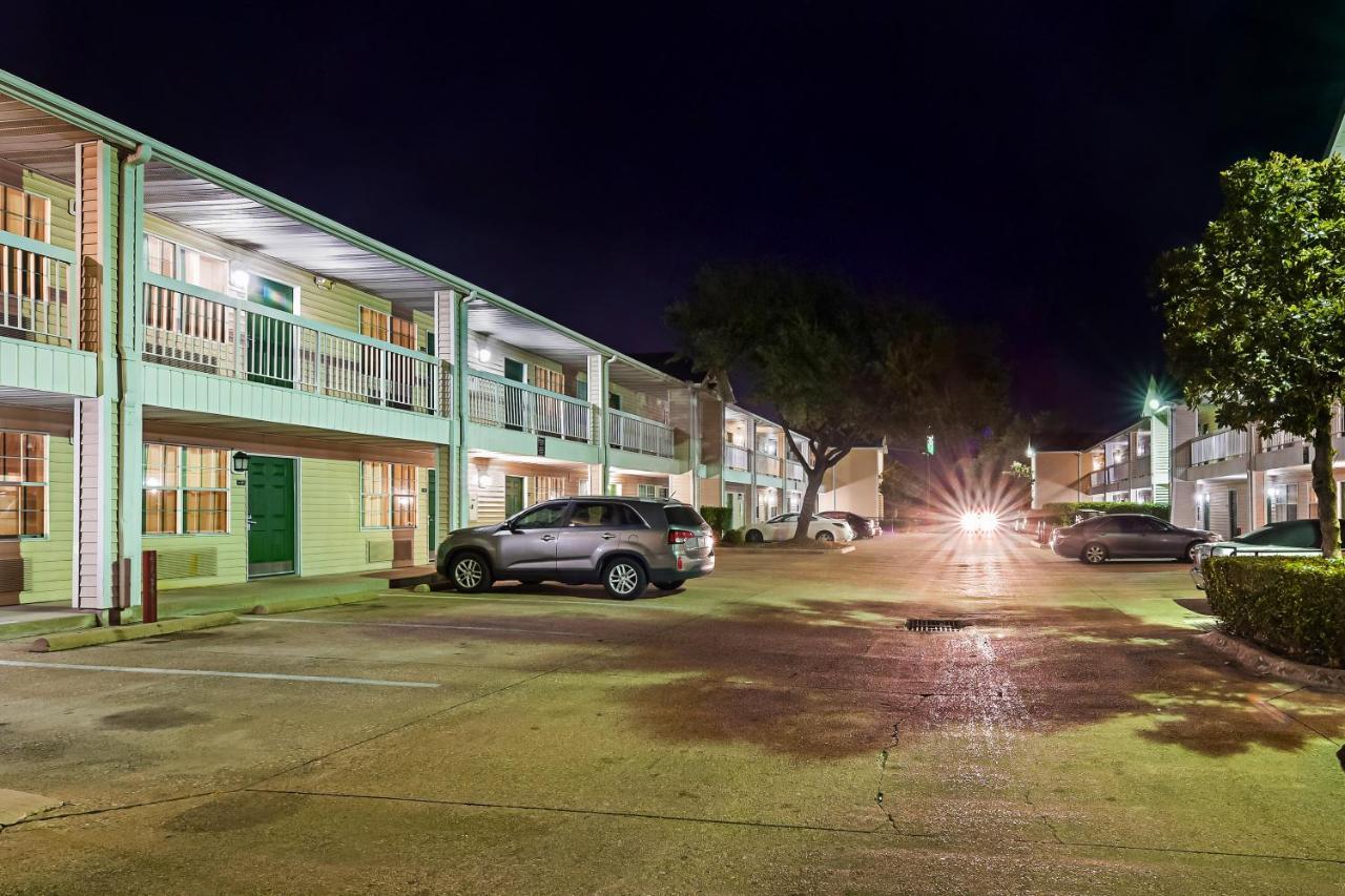 Hometowne Studios By Red Roof Dallas - North Addison - Tollway Exterior photo