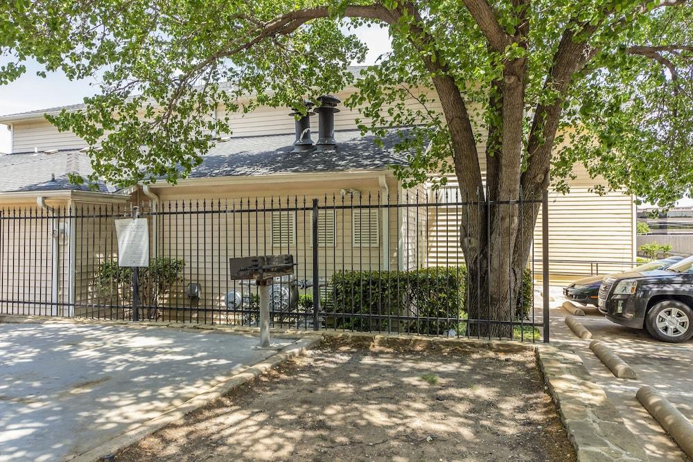 Hometowne Studios By Red Roof Dallas - North Addison - Tollway Exterior photo
